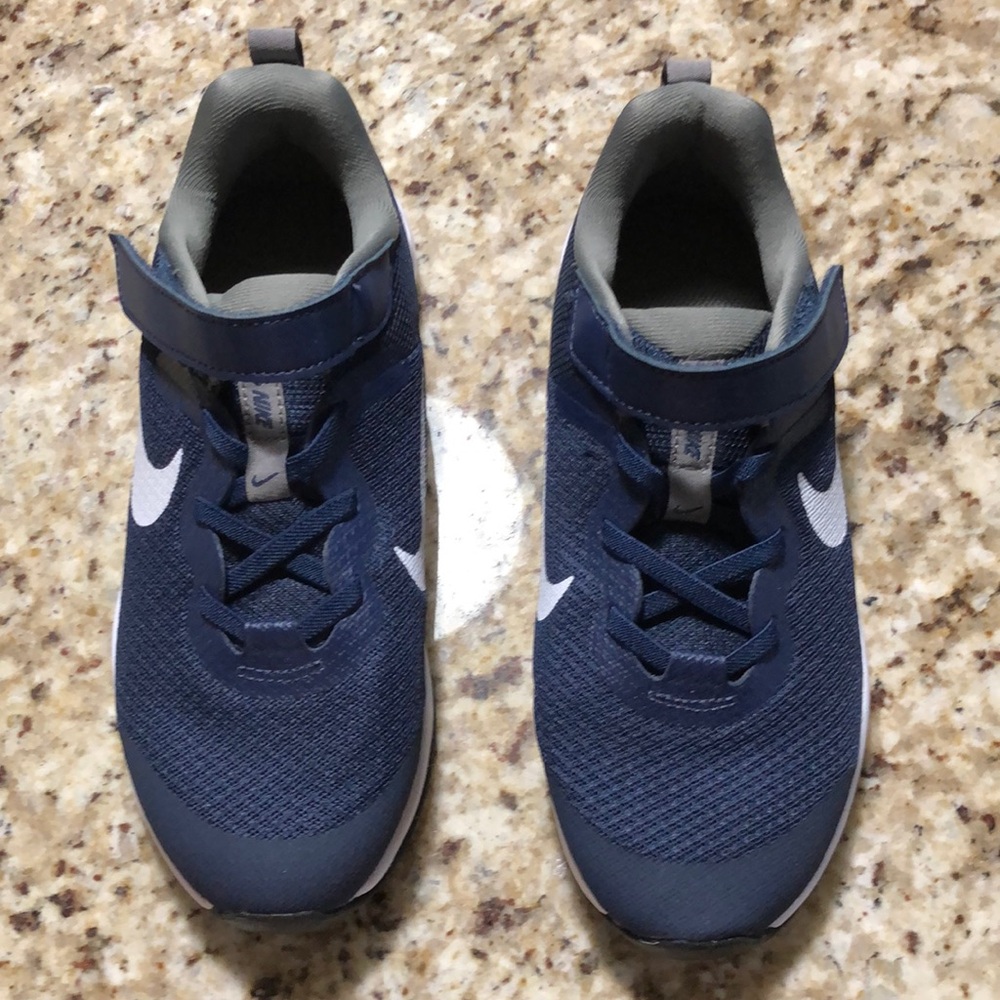 Nike new boys youth size 3